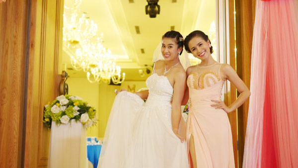 Thùy Trang và Minh Thảo mặc áo cưới