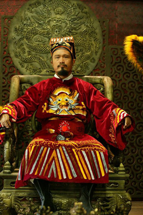 Chúa Trịnh - Nguyễn mặc chung long bào?
