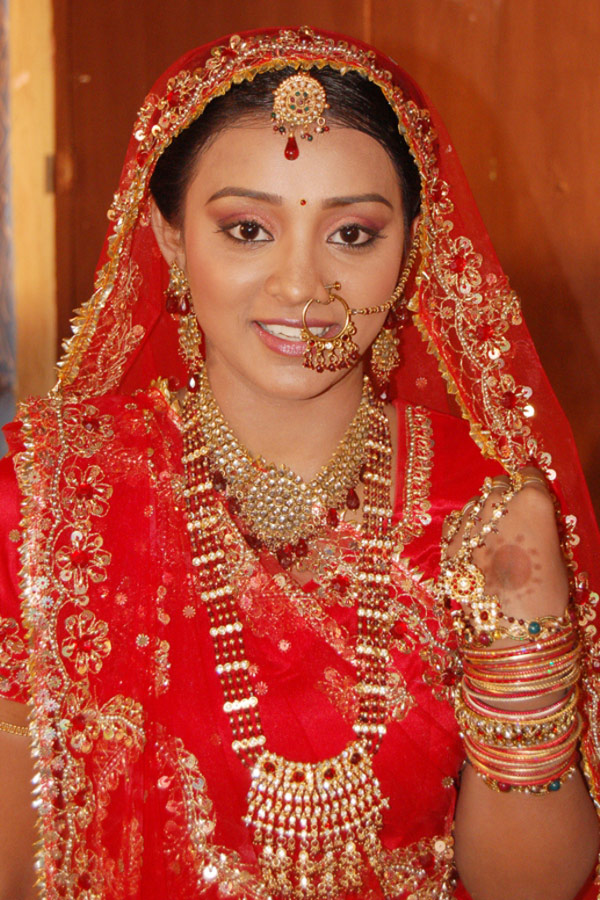 Vì sao cô dâu Ấn Độ phải đeo khuyên mũi?
