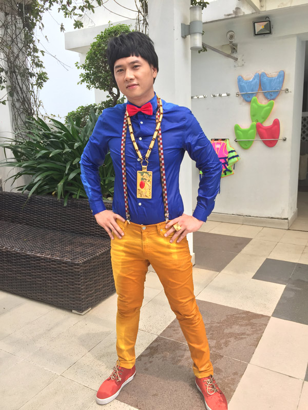 Hàn Thái Tú đeo đầy vàng khối trong phim