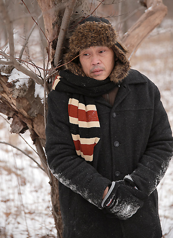 Hoài Linh đóng vai ông già giữa tuyết trắng Canada