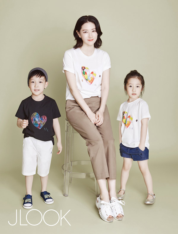 Lee Young Ae cùng hai con chăm chỉ làm từ thiện 