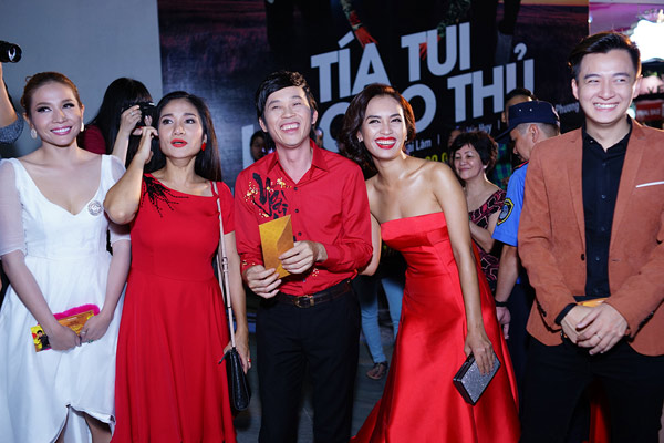 Hoài Linh mặc áo đỏ rực ra mắt phim Tết