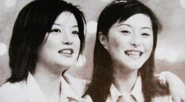 Hình ảnh Triệu Vy và Phạm Băng Băng thân mật với nhau sau 17 năm.
